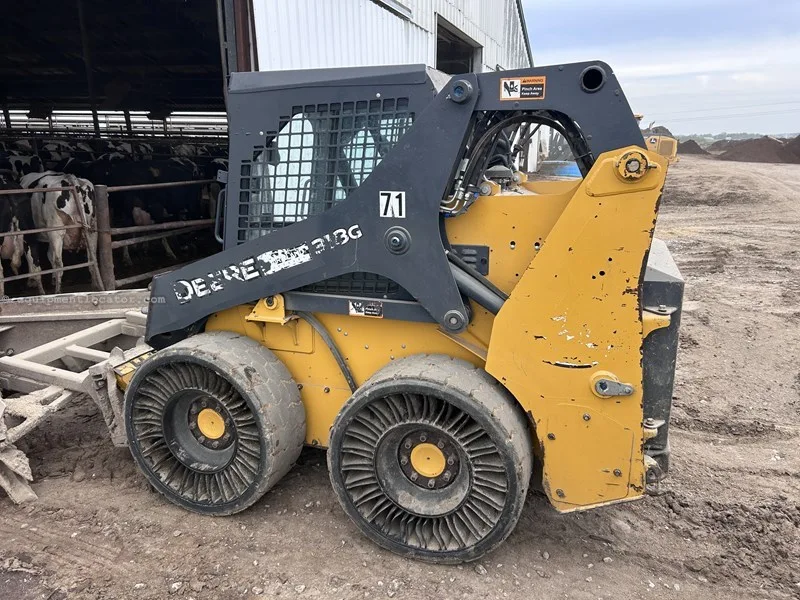 John Deere 318G Skid Steer